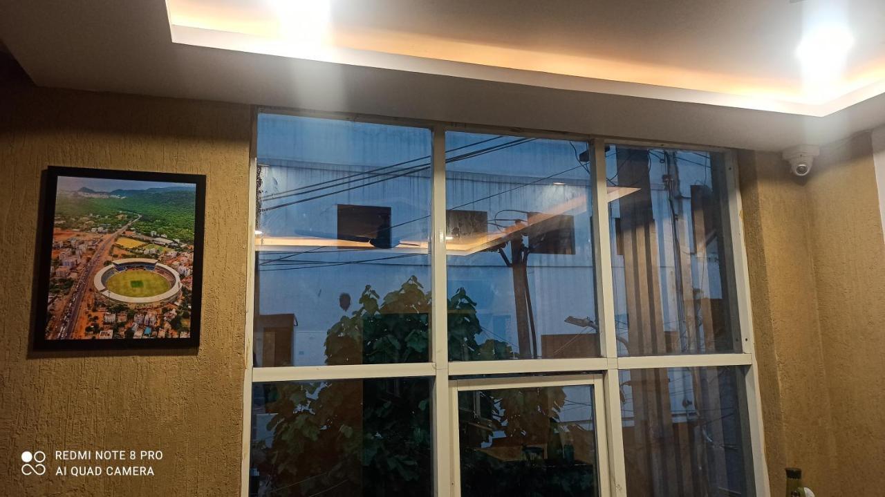 Hotel E Lodge 维沙卡帕特南 外观 照片